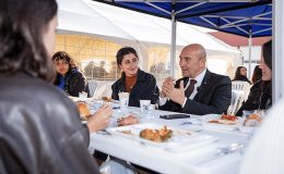 Başkan Soyer öğrenci sofrasına konuk oldu