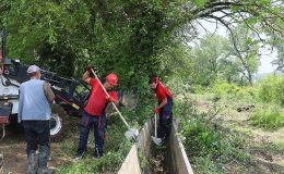 Büyükşehir, Bayraktar’da tarımsal sulama kanallarını temizledi