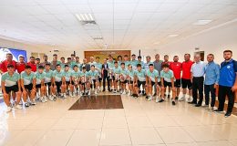 U17 Türkiye Şampiyonası’nda Konya’yı temsil ederek şampiyonada Türkiye ikincisi olan Selçuklu Belediyespor Kulübü U17 Futbol Takımı, Selçuklu Belediye Başkanı Ahmet Pekyatırmacı’yı ziyaret etti